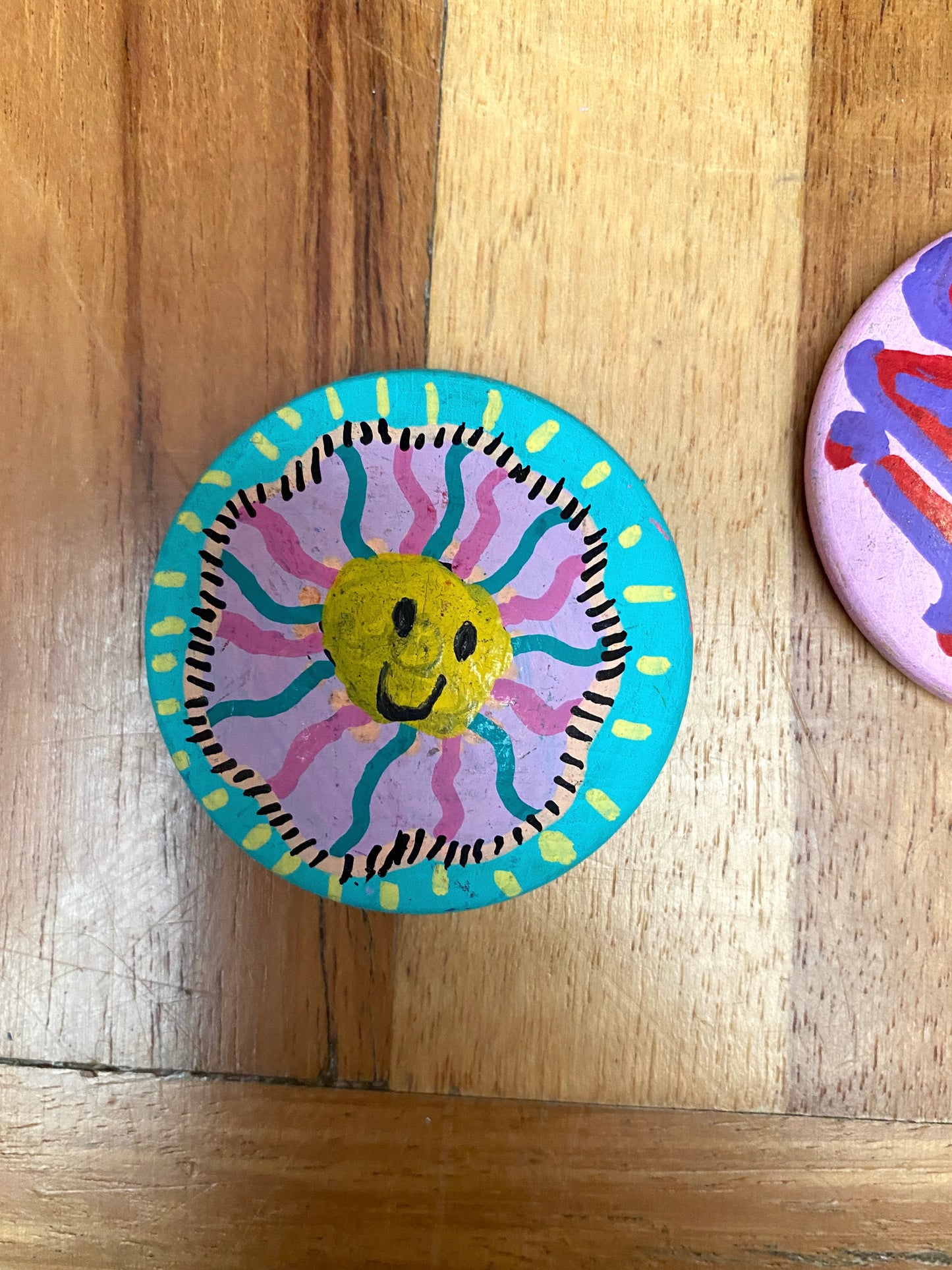 HANDRITAD KYLSKÅPSMAGNET: Blommigt glad